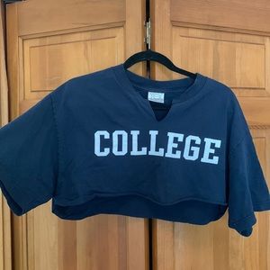 COLLEGE cropped tee